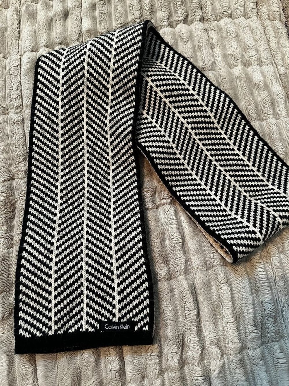 Calvin Klein Black and White Herringbone Chevron Knit Winter Scarf, Reversible